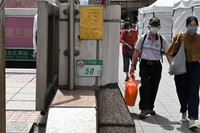 台北駅の地下街が、空襲時の防空壕になっていることを示す黄色の標識＝台北市、石田耕一郎撮影