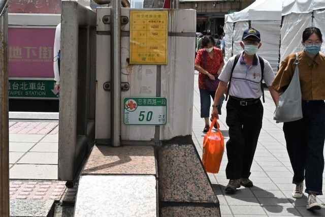 台北駅の地下街が、空襲時の防空壕になっていることを示す黄色の標識＝台北市、石田耕一郎撮影