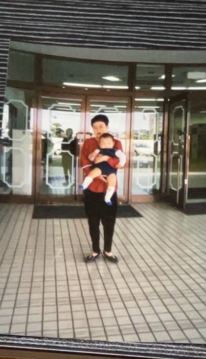 お母さんに抱かれる幼少期の小籔さん