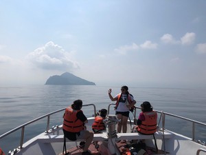 見られると幸運？　台湾・亀山島のホエール・ウォッチング