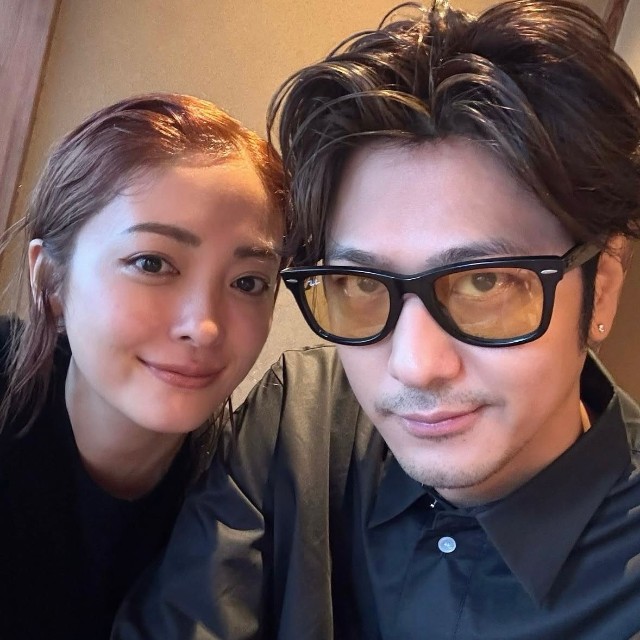 結婚記念日の2ショットを披露した平山あやさん＝平山あや（@aya_hirayama）さんのインスタグラムより