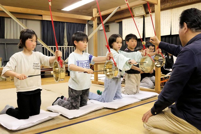 翁山保存会のお囃子の練習に初参加した子どもたち。同会は今年、勧誘する地域の範囲を広げる（４月１９日、亀岡市三宅町）

