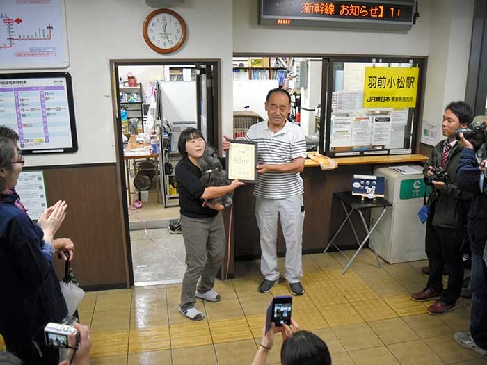 大勢の人に見守る中開かれたしょこらの駅長就任式