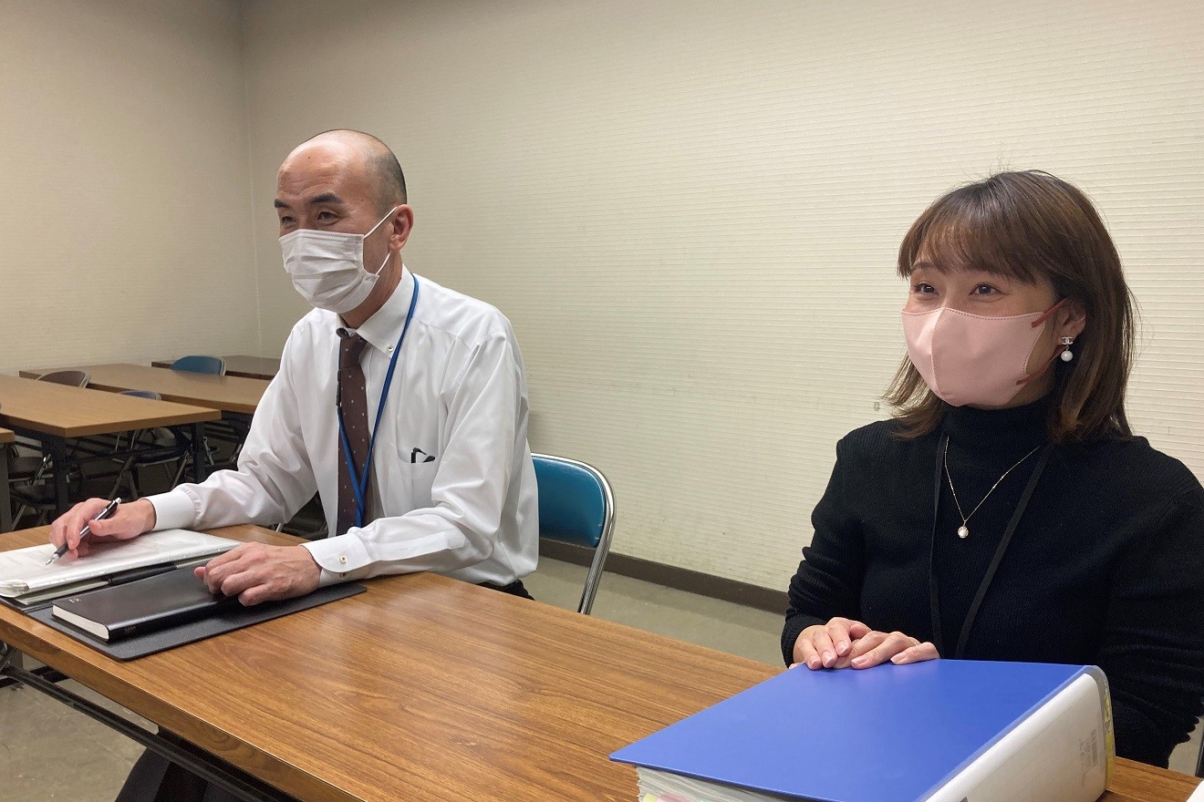 欠席連絡アプリの導入について説明する担当者
