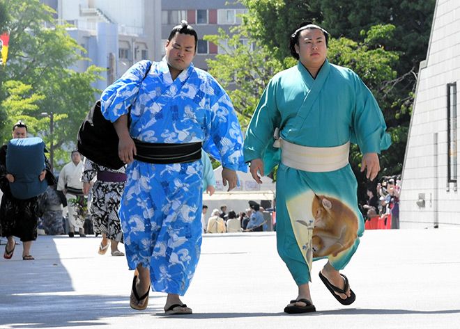 Sumo Fans SUMO/ Fans charmed by wrestlers clad in personalized summer kimono ...