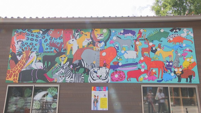 平田泰一さんと祥大さんが手がけたしろとり動物園の看板(2025年8月)