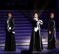「未来へのOne　Step！」で「愛と死の輪舞」を熱唱する（左から）姿月あさと、一路真輝、麻路さき