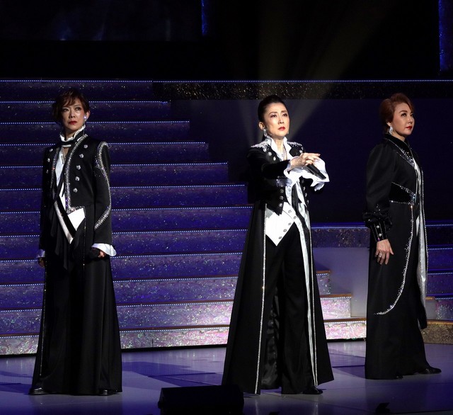 「未来へのOne　Step！」で「愛と死の輪舞」を熱唱する（左から）姿月あさと、一路真輝、麻路さき