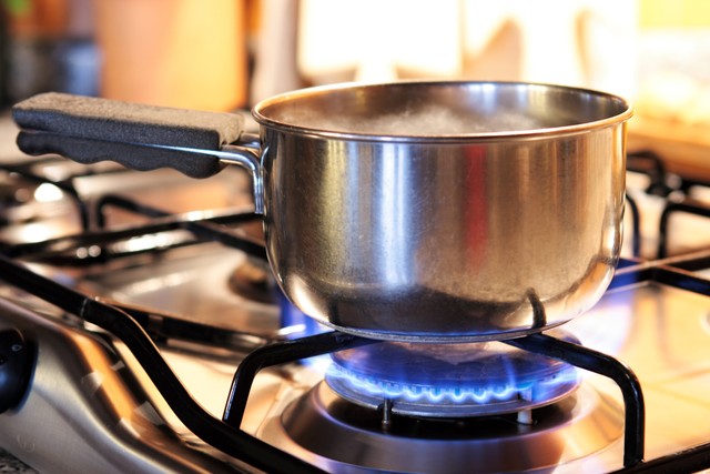 「鍋の取っ手」が炎で加熱されると、折れてしまう場合も※画像はイメージです（Silvano Rebai/stock.adobe.com）