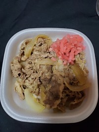 ２３日から値上げされた「すき家」の牛丼。無料の紅ショウガをたっぷり入れて満足感を補てん