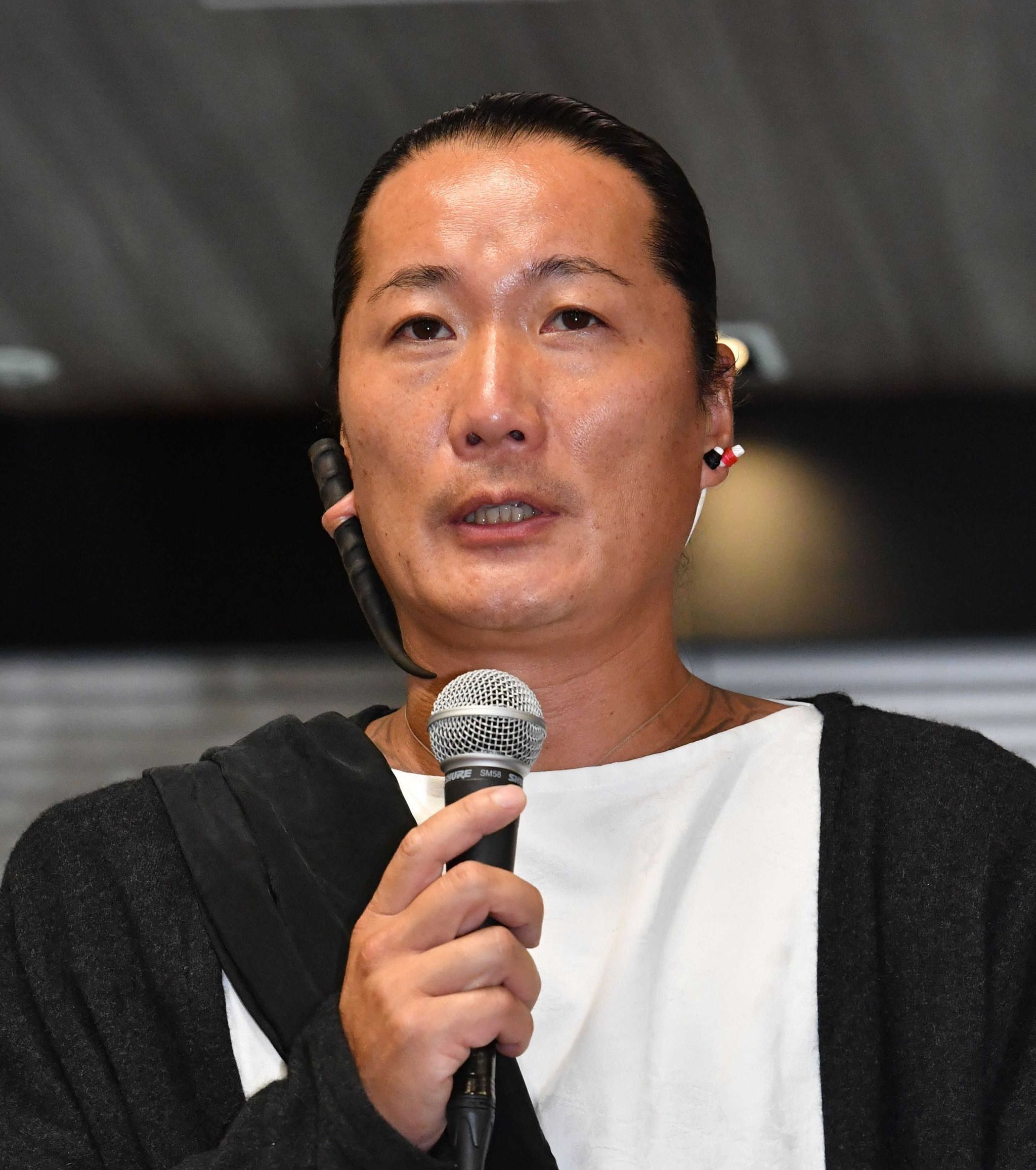 キャンドルジュン、素手でリンゴ真っ二つ「すごい握力