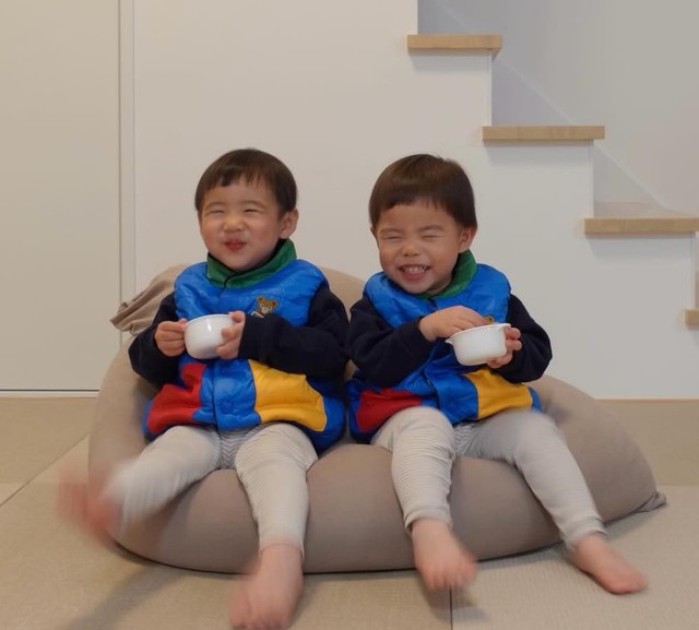 2歳の双子、ふくちゃんととくちゃん。おもしろ可愛い寝姿が話題に（提供：@fukutoku_channelさん）
