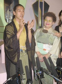 和泉元彌（左）と母の節子さん＝2007年