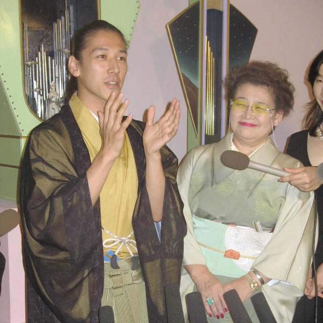 和泉元彌（左）と母の節子さん＝2007年