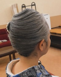 近藤サトさんのインスタグラム（@sato_greyhair）より