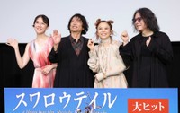 笑顔でポーズをとる(左から)伊藤歩、三上博史、Chara、岩井俊二監督