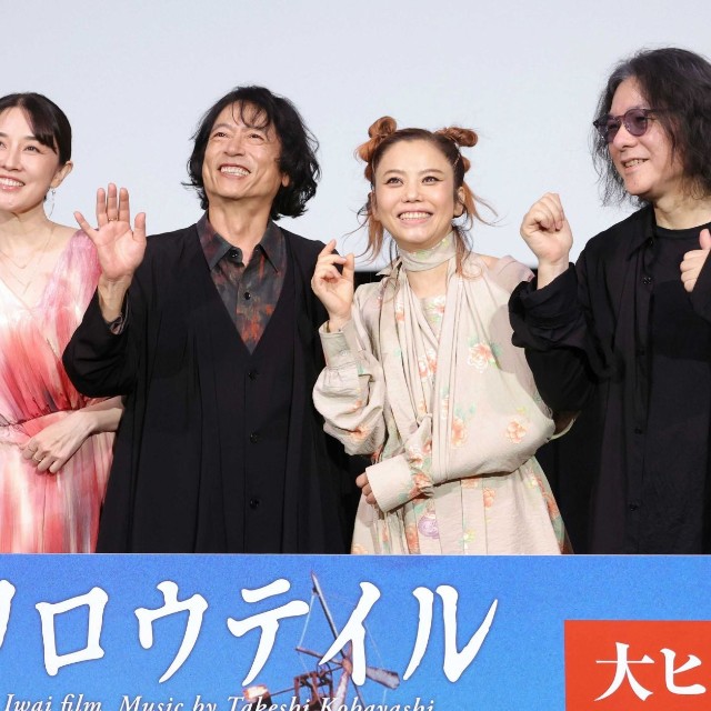 笑顔でポーズをとる(左から)伊藤歩、三上博史、Chara、岩井俊二監督