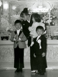 松田優作さんの通夜で祭壇の前に立つ（左から）長男・松田龍平君、妻・松田美由紀さん、長女・松田夕姫ちゃん、次男・松田翔太君＝1989年