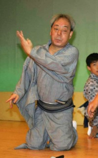 演出する水口一夫氏