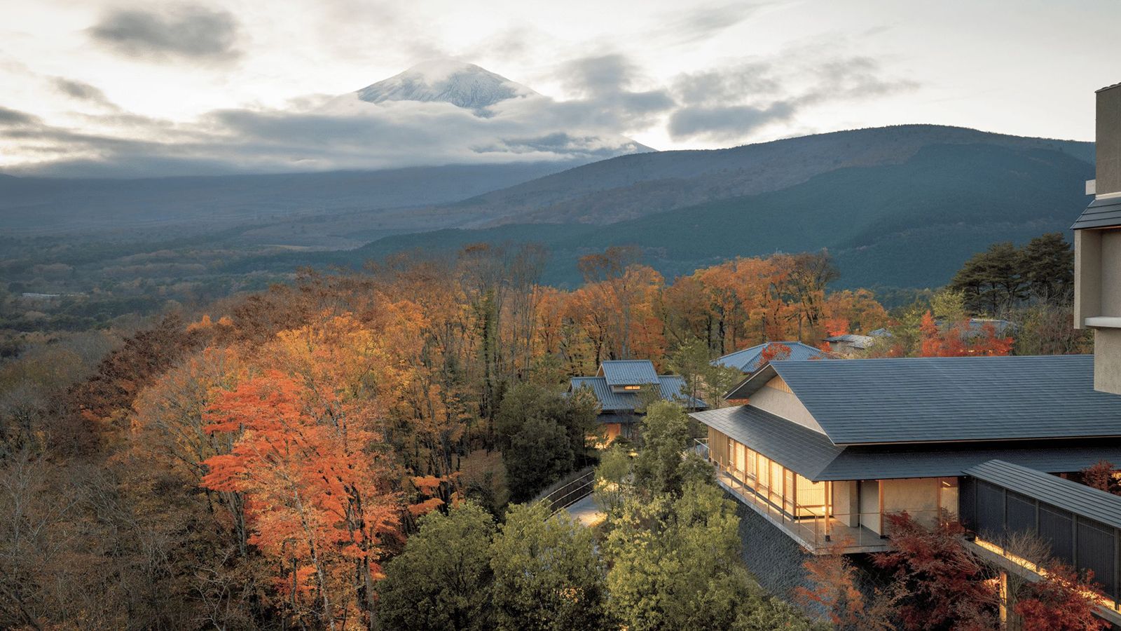 美しい芙蓉峰を望みながら至福のもてなしを堪能。