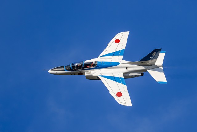 大空を飛行するブルーインパルス※画像はイメージです（w_p_o/stock.adobe.com）