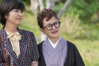 1980年代の珠を演じる加賀まりこと、その秘書・藤川優子役の松たか子　(C)NHK