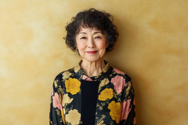 花柄の服を着た女性　※画像はAIで生成されたイメージです（pham/stock.adobe.com）