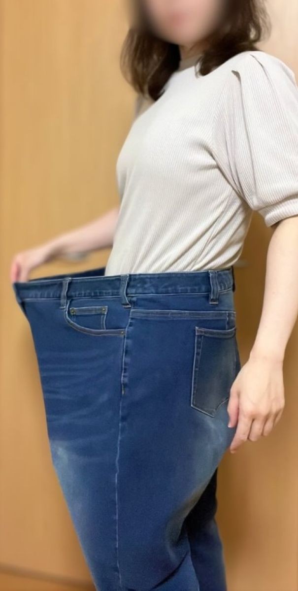 過去に履いていたジーンズと比べると、その変化は一目瞭然／ひさなさん（@hisana_diet）提供