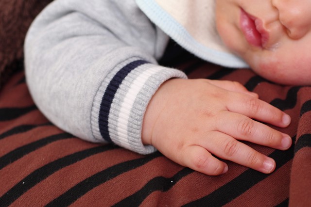 写真に残しておきたい、赤ちゃんの小さな手　※画像はイメージです（shinji/stock.adobe.com）