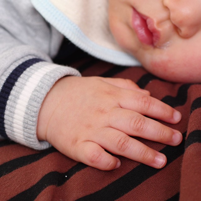 写真に残しておきたい、赤ちゃんの小さな手　※画像はイメージです（shinji/stock.adobe.com）