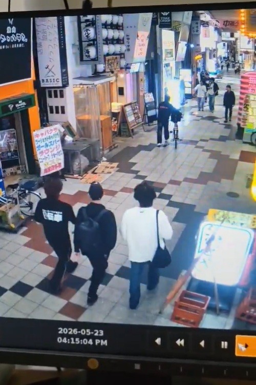 酒屋の前まで来るとピタッと停止（たかロビンさん提供）