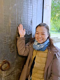 30年越しの夢を実現。刻まれた「YASUKO」の文字の前で笑みを浮かべるタカハシさん（画像提供：タカハシ ヤスコさん）