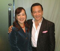 湯原昌幸（右）と荒木由美子＝2006年