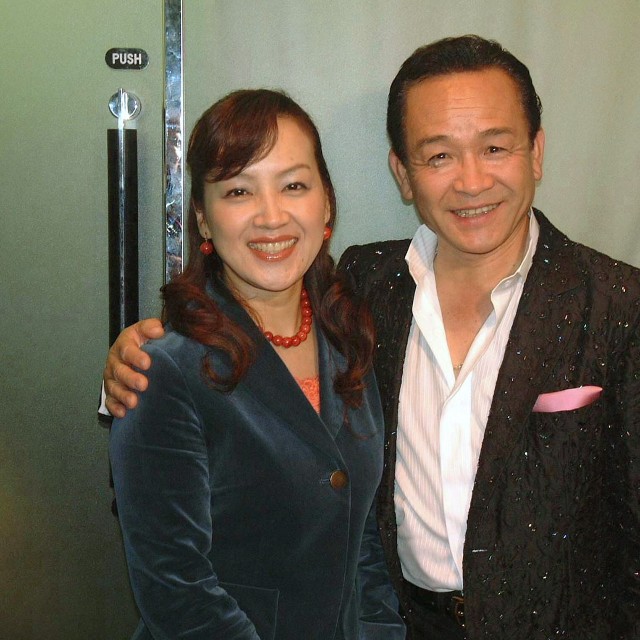 湯原昌幸（右）と荒木由美子＝2006年