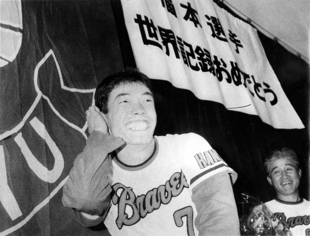 シーズン106盗塁の世界新記録を達成、会見で喜びいっぱいの阪急・福本豊。右は西本幸雄監督＝1972(昭和47)年