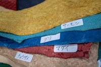 加工された魚の革の裏側を見ると、牛革や豚革などと同じようなクロスハッチ構造になっているのがわかる