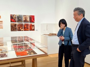 群馬県立館林美術館開催「フランスのモダングラフィック展」の展示をチェックする、鹿島茂さんと学芸員の松下和美さん（撮影゠鹿島直）