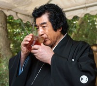 「さるや」の「まめ豆茶」に舌鼓を打つ藤岡弘、＝下鴨神社
