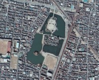 1975年の航空写真には蛇島（左下の小島）がはっきり写っている（国土地理院の航空写真をトリミング）