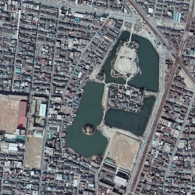 1975年の航空写真には蛇島（左下の小島）がはっきり写っている（国土地理院の航空写真をトリミング）