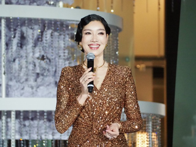 全身ゴールドのドレスで、グランフロント大阪のクリスマスツリー「Winter Prism Tree」点灯式に登場したアン ミカ