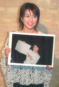 結婚会見を行った大桃美代子＝2003年
