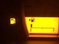 ガソリンランプが点灯したらあとどれくらい走れる？※画像はイメージです（PhotoAC）