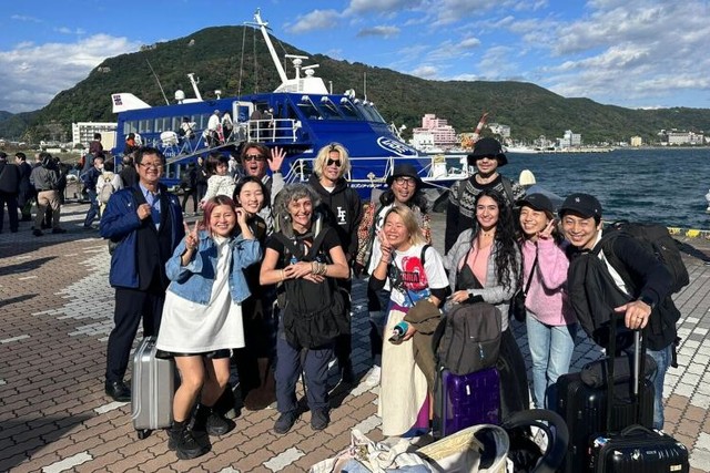 静岡県下田市の海外デジタルノマド交流プログラム「TADAIMA SHIMODA」で下田発東京行きの東海汽船に乗船したデジタルノマドたち＝2024年11月18日、静岡県下田市、塚田氏提供