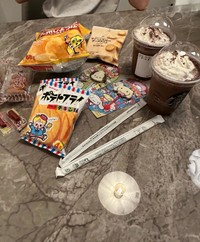 ママ友が買ってきたスターバックスのドリンクとお菓子／ふんふん6y 4y 2y 1y（@2okjk）さん提供