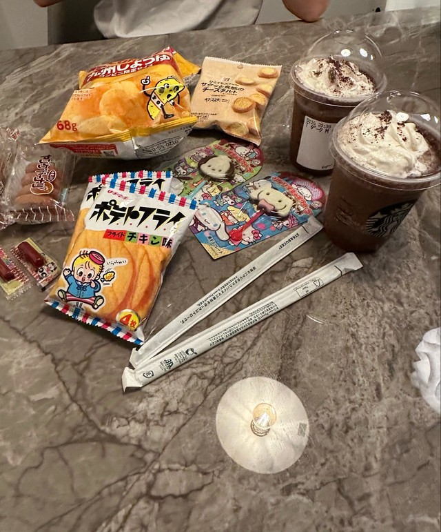 ママ友が買ってきたスターバックスのドリンクとお菓子／ふんふん6y 4y 2y 1y（@2okjk）さん提供