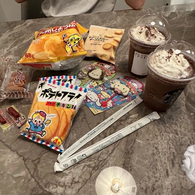 ママ友が買ってきたスターバックスのドリンクとお菓子／ふんふん6y 4y 2y 1y（@2okjk）さん提供