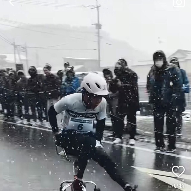 驚きのスピードで後ろに進む