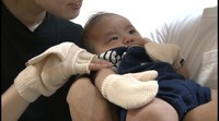 赤ちゃんの誕生祝いに手袋を贈呈　手袋の製造量日本一の東かがわ市