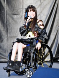 東京オリンピック・パラリンピック1年前記念イベントで熱唱する仮面女子の猪狩ともかさん（2019年撮影）
